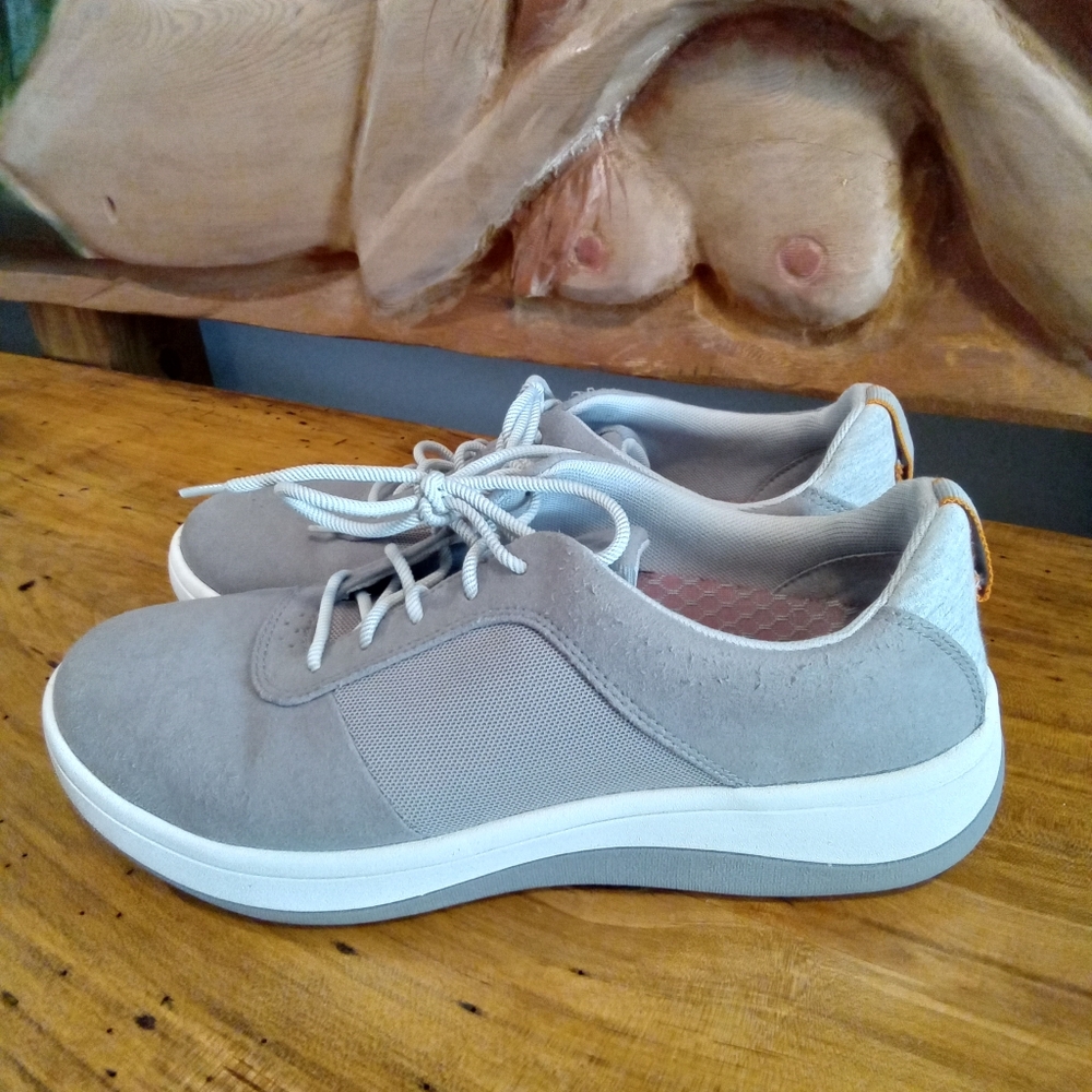 Clarks "Arla" Size 9 Gray Cloudsteppers Sneakers